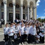 Pricesne și laude aduse Domnului de către tineri